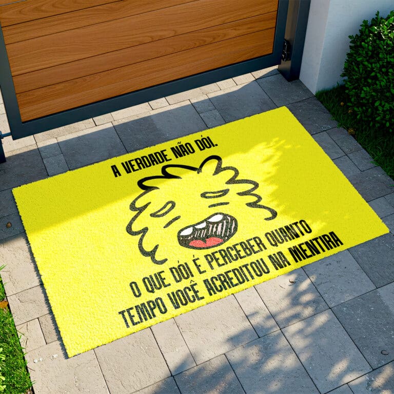 Tapete De Porta Capacho divertido- A verdade não dói - o que dói é perceber quanto tempo você acreditou na mentira! Desmotivacionais Capacheria A Coleção Desmotivacional Capacheria chegou para quem já abraçou o caos da vida e prefere rir da própria derrota do que fingir motivação. São capachos com frases ácidas, humor inteligente e aquela sinceridade desconfortável que todo mundo sente — mas poucos têm coragem de dizer. Com designs marcantes, estilo tattoo/alternativo e estampas de alta definição, cada peça traz uma dose perfeita de ironia para receber visitas, decorar ambientes e mostrar personalidade já na entrada. Ideal para quem vive na linha tênue entre o drama, o sarcasmo e a pura realidade.